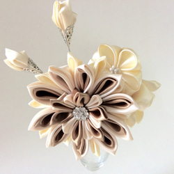 Kanzashi gold white ribbon flower comb 2枚目の画像