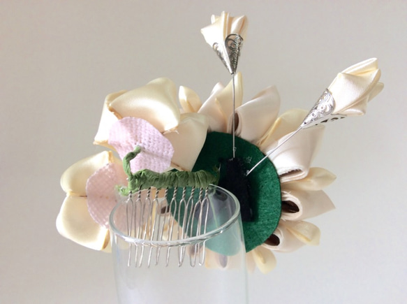 Kanzashi gold white ribbon flower comb 3枚目の画像