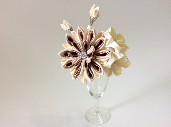 Kanzashi gold white ribbon flower comb 5枚目の画像