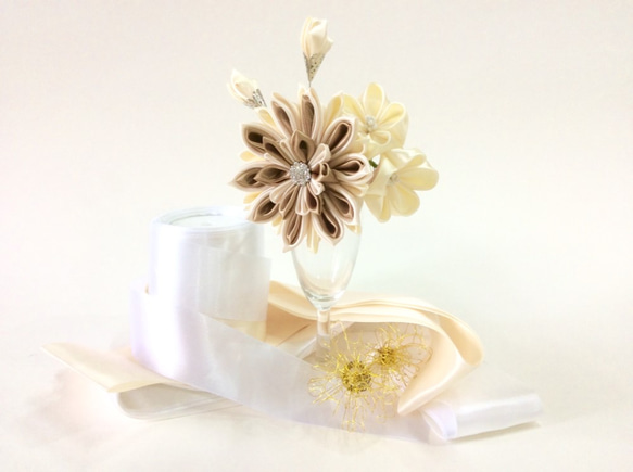 Kanzashi gold white ribbon flower comb 6枚目の画像