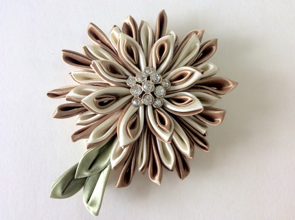 Kanzashi gold ribbon flower brooch（つまみ細工） 1枚目の画像