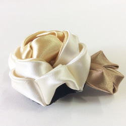 Kanzashi gold ribbon flower brooch（つまみ細工） 3枚目の画像