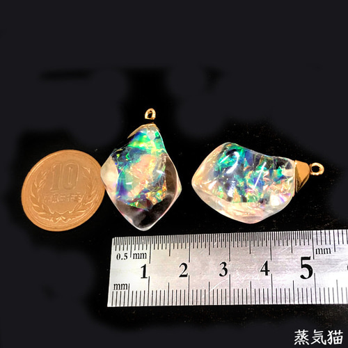 虹色ホログラム レジンチャーム 2個【天然石調 幻想オーロラ ピアス