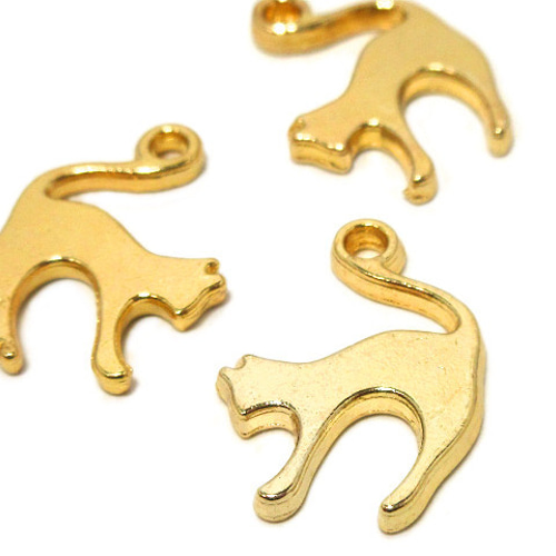背伸び猫チャーム ゴールド 15個【猫 ピアス イヤリング ハンドメイド