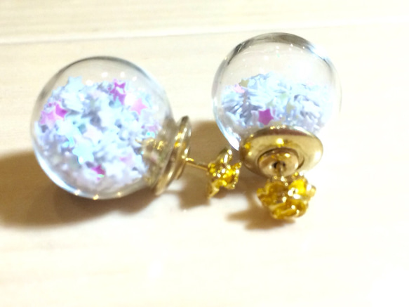 値下げしました♪星くずガラスドームキャッチバラピアス♬ホワイト♬16mm♪☆petiteLila☆ 2枚目の画像