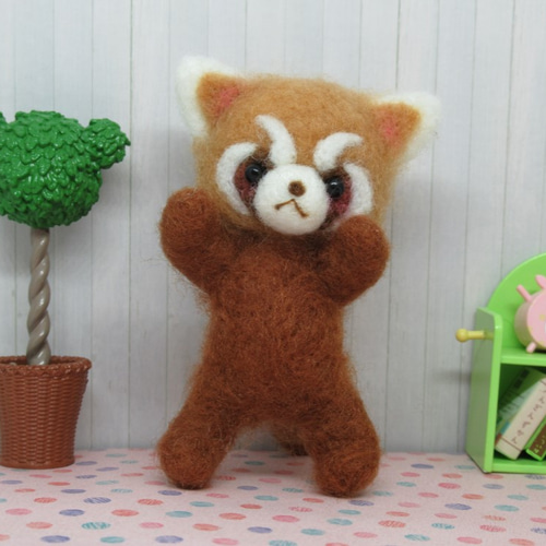威嚇するレッサーパンダ 羊毛フェルト 秋都 通販 9371578