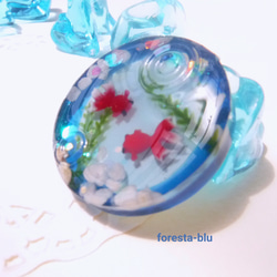 再販2♪真夏の納涼金魚✴【ヘアゴム/ブローチ】ブルーアクアリウム・波紋レジン 2枚目の画像