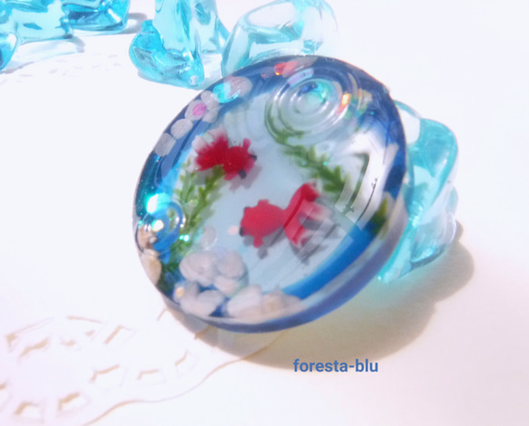 再販2♪真夏の納涼金魚✴【ヘアゴム/ブローチ】ブルーアクアリウム・波紋レジン 2枚目の画像