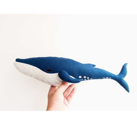 刺繍された青い鯨の枕 1枚目の画像