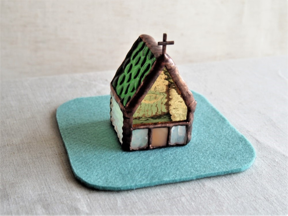 『緑色の屋根の小さな教会』　オーナメント・教会・ステンドグラス 5枚目の画像