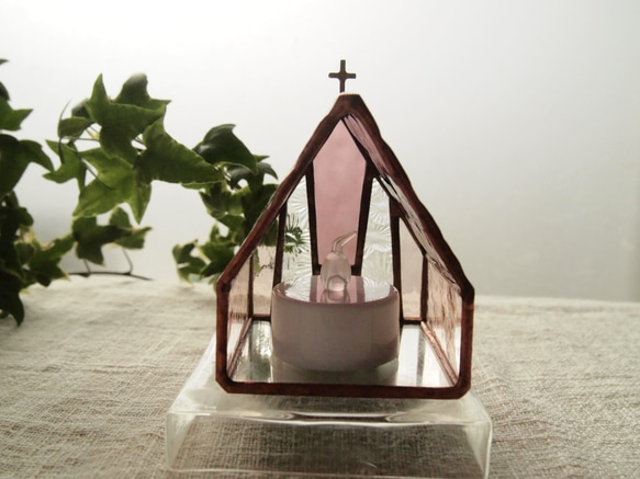 “教堂櫻花日”櫻花，燭台，彩色玻璃 第4張的照片