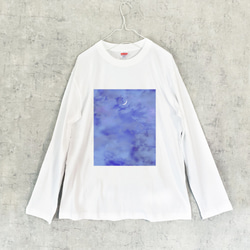 薄群青の空と三日月 ロングTシャツ / ロンT カットソー 1枚目の画像