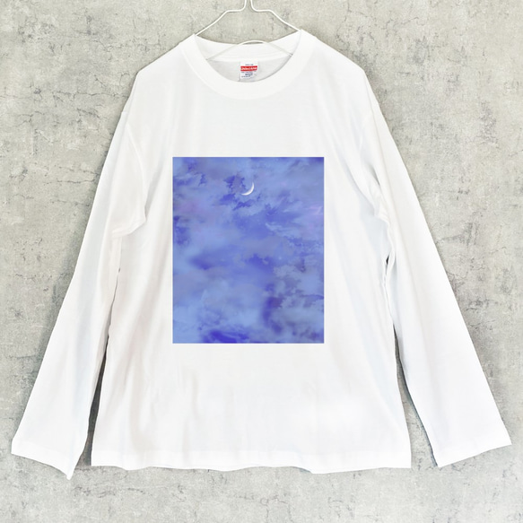 薄群青の空と三日月 ロングTシャツ / ロンT カットソー 2枚目の画像