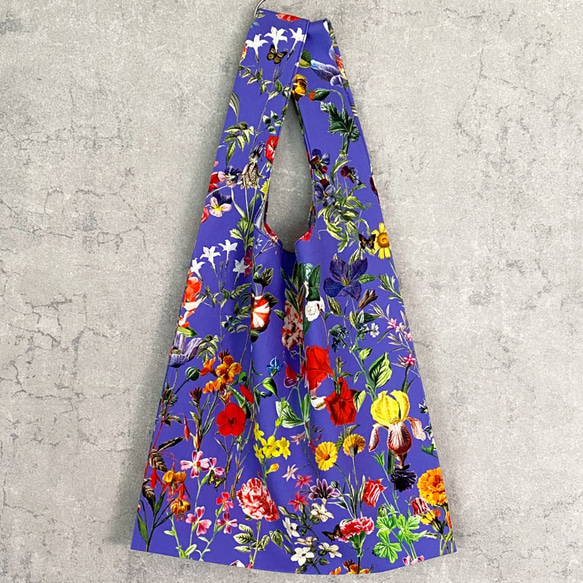 蝶々が飛び回るカラフルな花柄・バイオレット エコバッグ マルシェバッグ / 花 花柄 トートバッグ 2枚目の画像