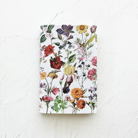 蝴蝶飛舞的彩色花卉圖案（白色） 書籍封面/筆記本封面（A6） Hobonichi Techo 封面 平裝本 花卉 花卉圖案 第1張的照片