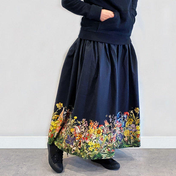 サラリと着れる 花の楽園 ボタニカル柄(ブラック) ギャザースカート 9枚目の画像