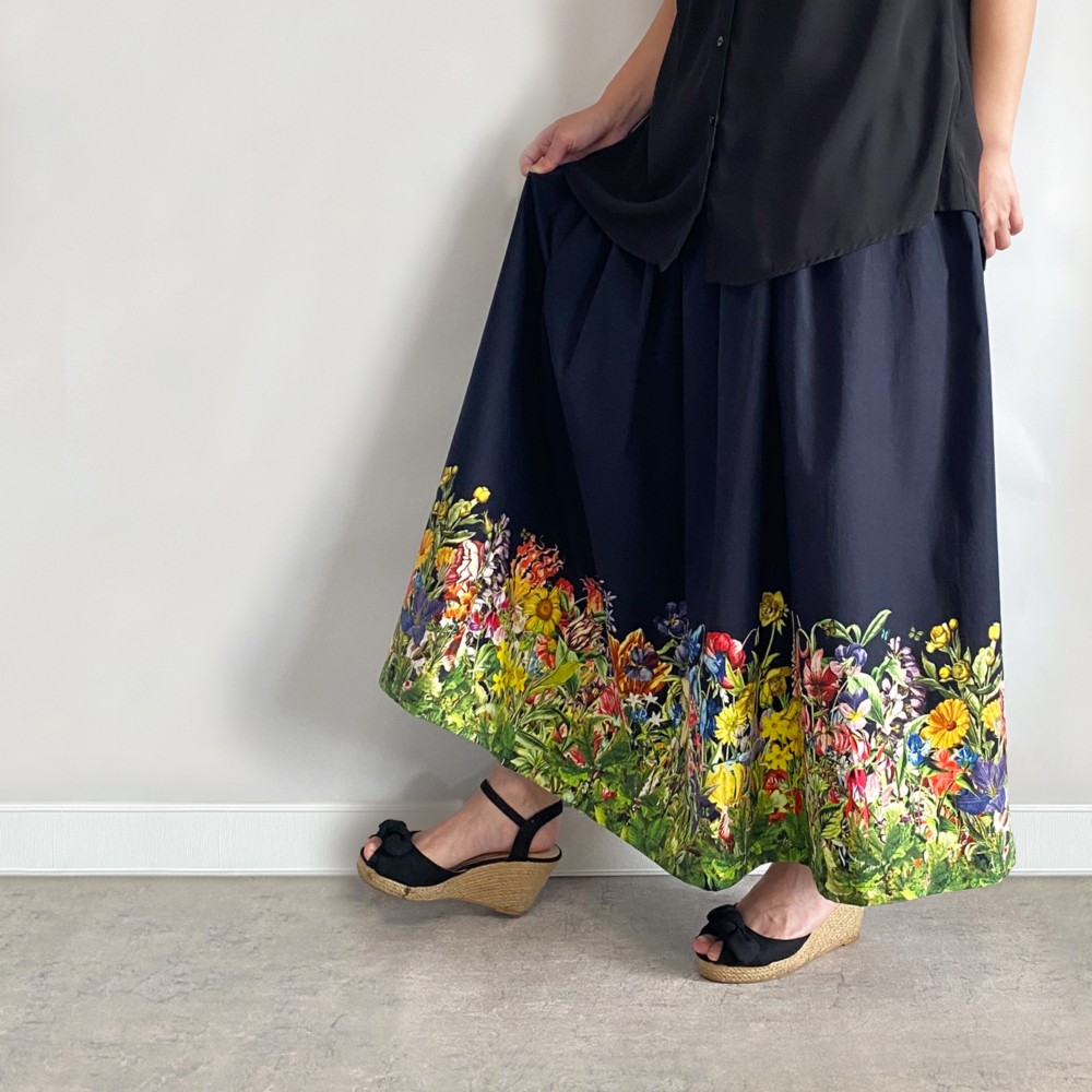 サラリと着れる 花の楽園 ボタニカル柄(ブラック) ギャザースカート 母の日ギフト