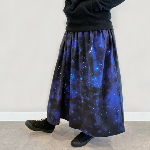 サラリと着れる 濃藍の夜空と三日月のギャザースカート / 星 星空
