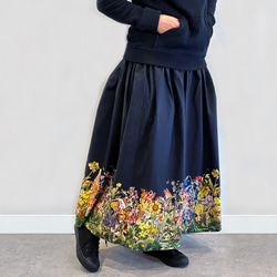 限定ロングスカート・花の楽園 ボタニカル柄(ブラック) ギャザースカート 1枚目の画像