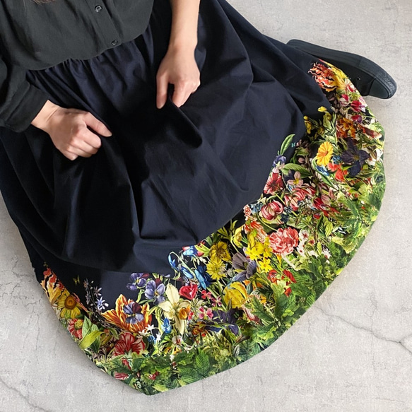 限定ロングスカート・花の楽園 ボタニカル柄(ブラック) ギャザースカート 7枚目の画像