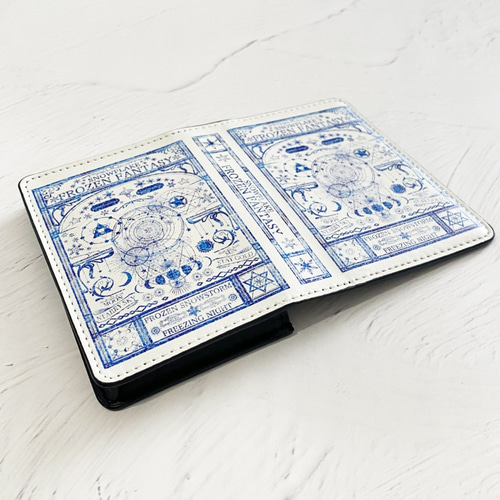 小さな魔法の本のような名刺入れ