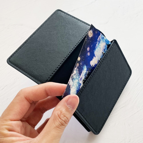 小さな魔法の本のような名刺入れ