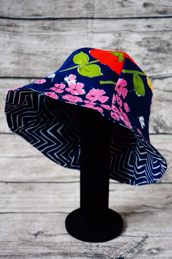 雙面用花之季節併藍白幾何圖案六片式帽子 (Reversible Hat) 第2張的照片