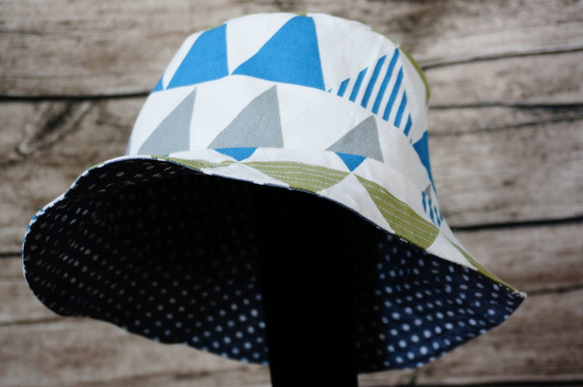 雙面用幾何圖案併藍白水玉漁夫帽子 (Reversible Hat) 第2張的照片