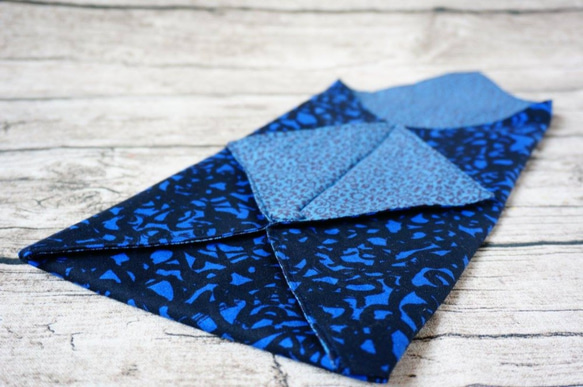 箱入り紙タオルの布カバー - 高貴なブルーの花柄 2枚目の画像