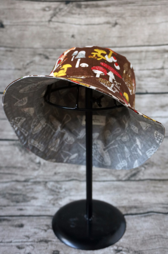 雙面用彩色蘑菇森林併單色蘑菇圖案漁夫帽 (Reversible Hat) 第3張的照片