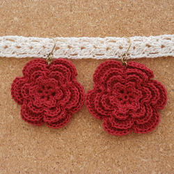 irish crochet バラのピアス（赤） 1枚目の画像