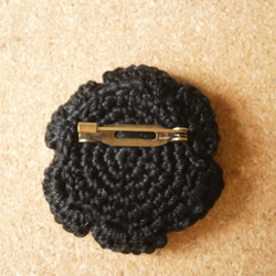 irish crochetバラブローチ（黒・小） 2枚目の画像