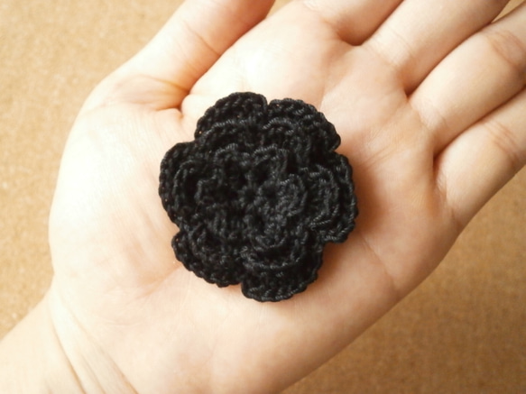 irish crochetバラブローチ（黒・小） 3枚目の画像
