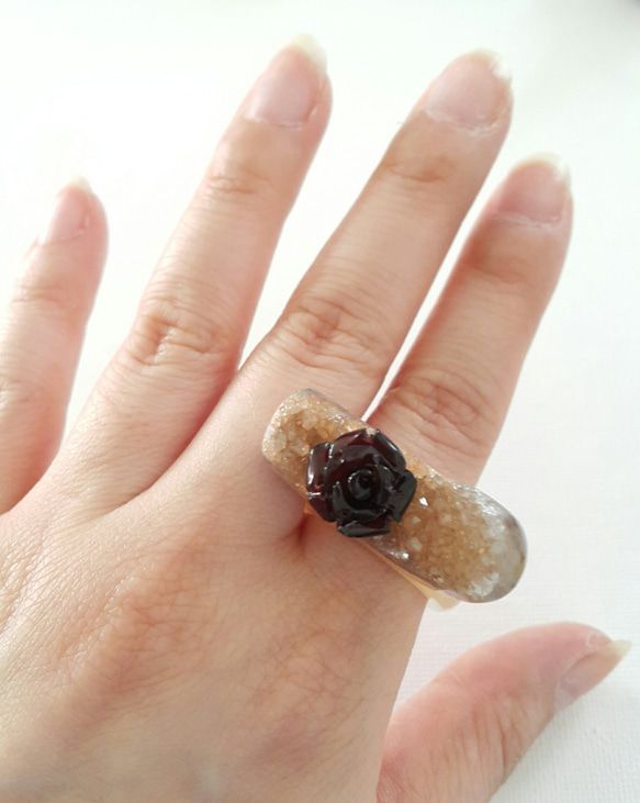 Rock & Rose ~ raw agate ring with ox horn crafted rose 第4張的照片