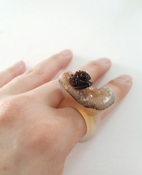 Rock & Rose ~ raw agate ring with ox horn crafted rose 第5張的照片