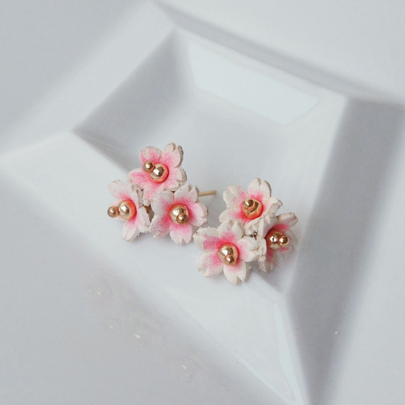 桜-革のイヤリングイヤリング 2枚目の画像