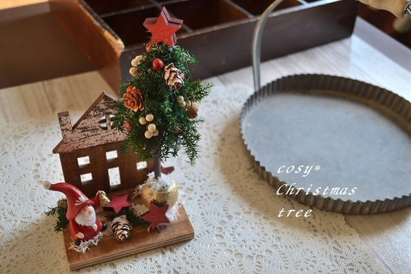 聖誕老人小房子裡的聖誕樹 第1張的照片