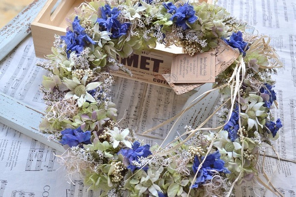 デルフィニュームとフランネルフラワーのwreath 2枚目の画像