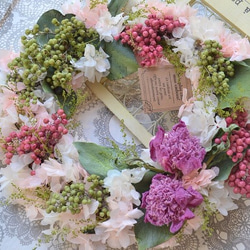 芍薬とペッパーベリーのwreath 2枚目の画像