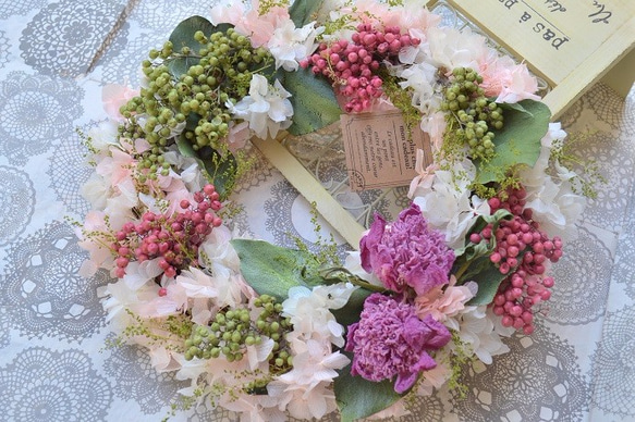 芍薬とペッパーベリーのwreath 2枚目の画像