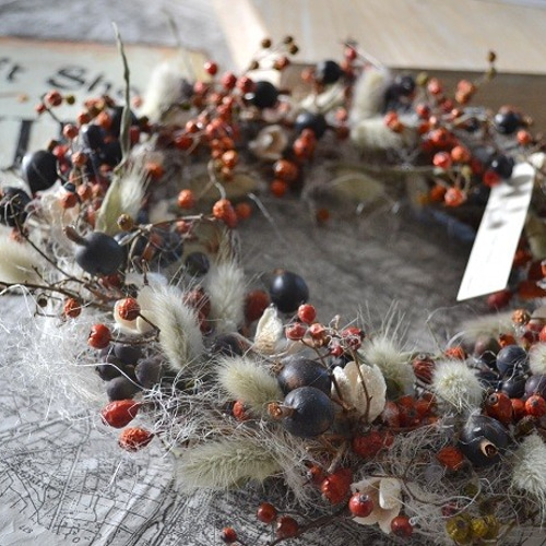 野バラの実とシャリンバイのwreath プリザーブドフラワー cosy 通販