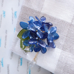 雨粒と紫陽花のレジンブローチ～ブルー～ 2枚目の画像