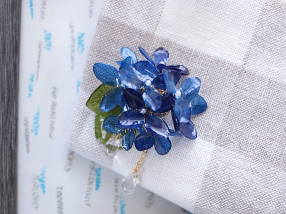 雨粒と紫陽花のレジンブローチ～ブルー～ 2枚目の画像