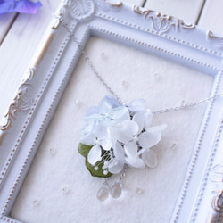 雨粒と白紫陽花のレジンネックレス 2枚目の画像