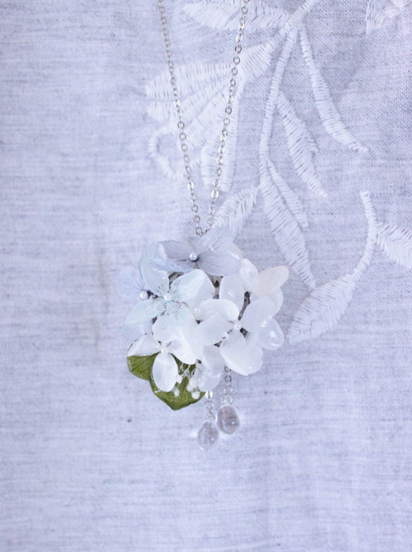 雨粒と白紫陽花のレジンネックレス 4枚目の画像