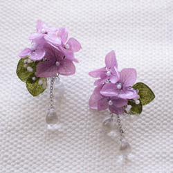 雨粒と紫陽花のイヤリング 2枚目の画像