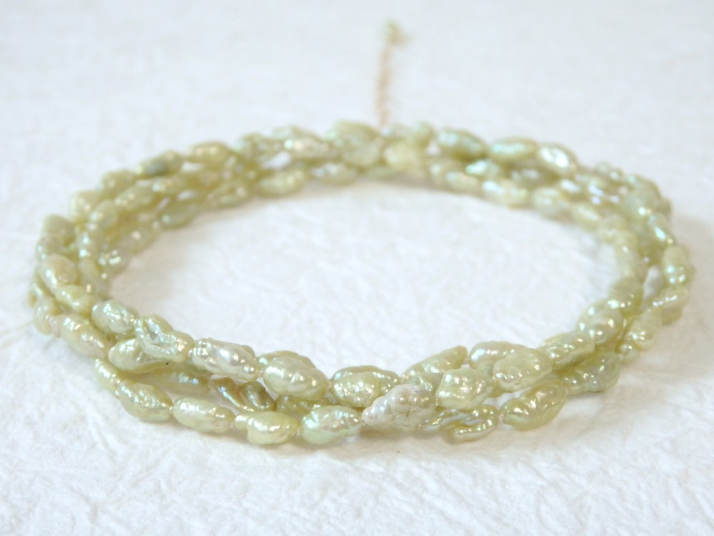 アップルグリーンのパールのロングネックレス