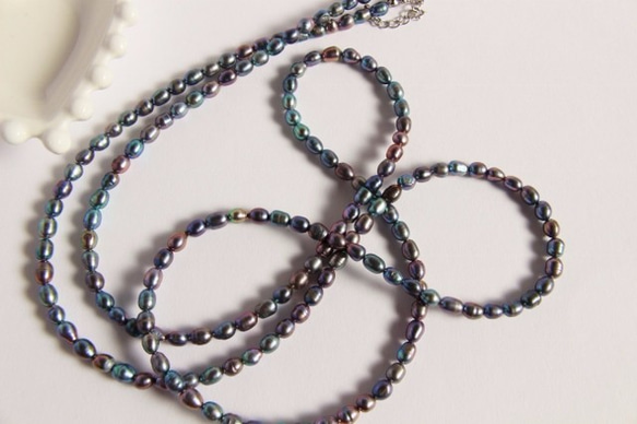 黒い真珠の長いネックレス 1枚目の画像