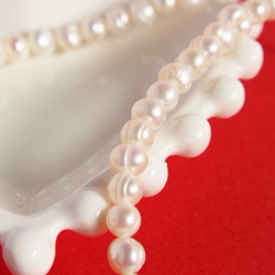 白い真珠の長いネックレス 2枚目の画像