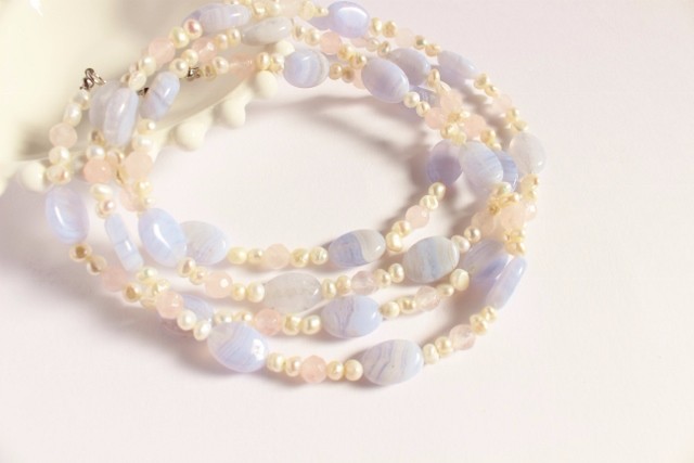 やさしい色の長いネックレス 6,882円